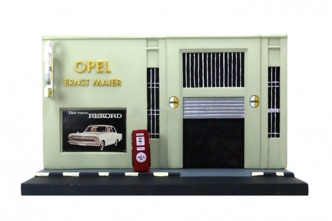 Opel Garage with Total gas pump, DeAgostini 1:43
